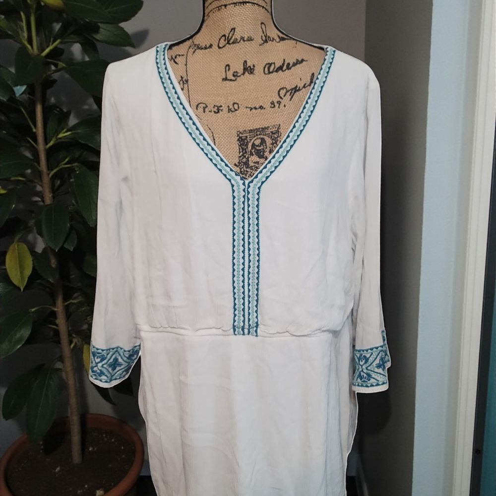 Lane Bryant White Top with Blue Accent Embroidery Sz 18